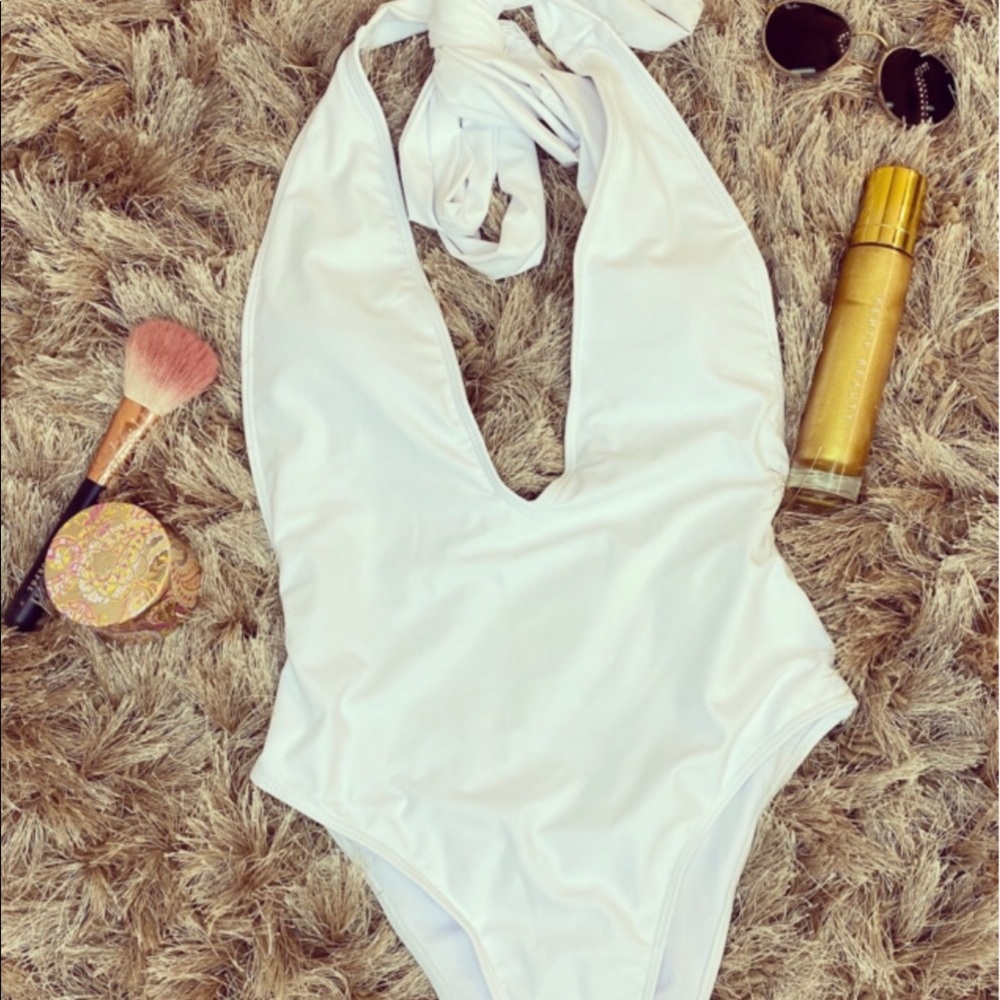 ❌DONATED❌White Lined Plunging V Detailed One Piece Swimsuit - Picture 10 of 14